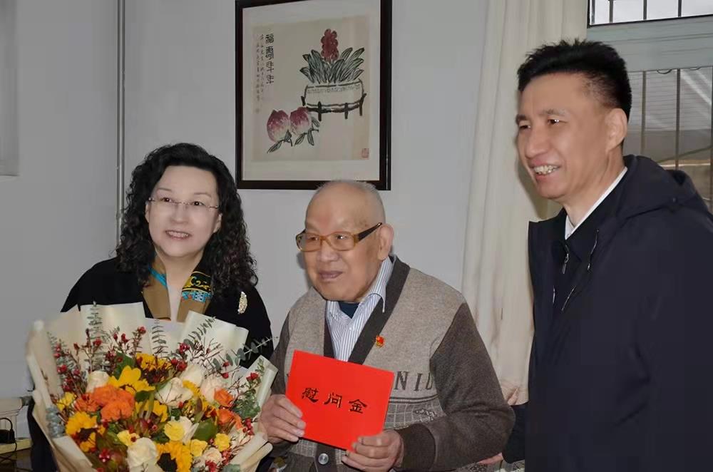 濟南產(chǎn)發(fā)集團黨委副書記、總經(jīng)理黃蓓走訪慰問離休老干部、老黨員